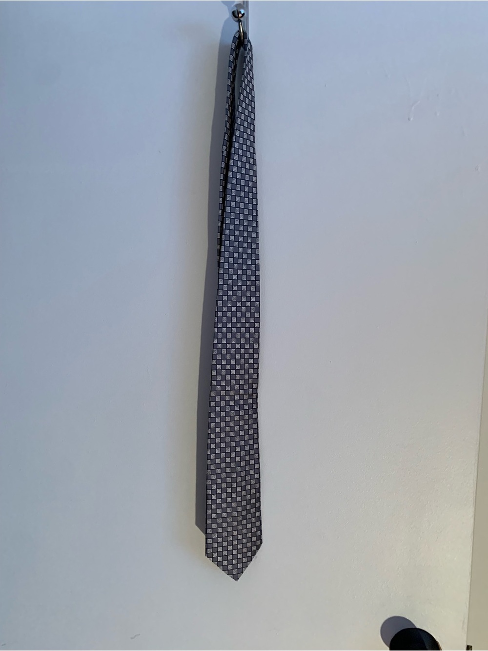 Jones New York ,  Men's Gray/ tan Patterned 100% silk  Tie